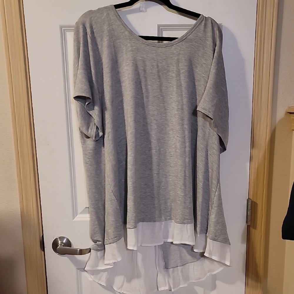 Bobeau Gray and White Tunic Top